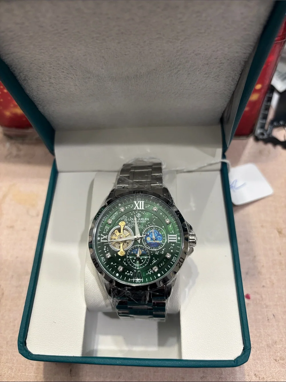 Stainless Steel Men’s Watch with automatic movement has a Green Dial